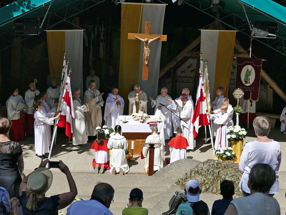 Festgottesdienst zum 1.000 Todestag des Heiligen Heimerads auf dem Hasunger Berg (Foto: Karl-Franz Thiede) Festgottesdienst zum 1.000 Todestag des Heiligen Heimerads auf dem Hasunger Berg (Foto: Karl-Franz Thiede)